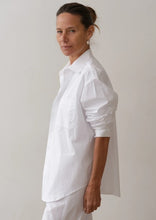 Load image into Gallery viewer, THE POPLIN SHIRT - POWDER
